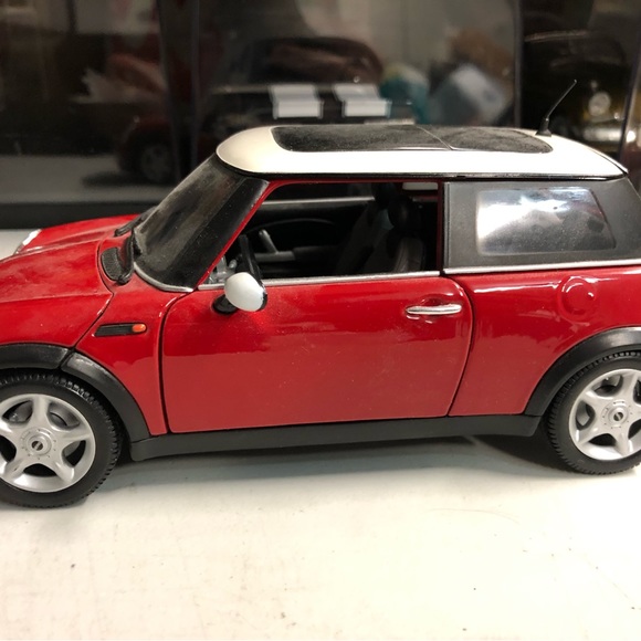 USED Maisto Mini Cooper 1:18 DIECAST Special Edition RED W/sunroof 2003 - Picture 3 of 7